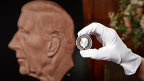 Le portrait du roi Charles III s'affiche sur une première pièce de monnaie