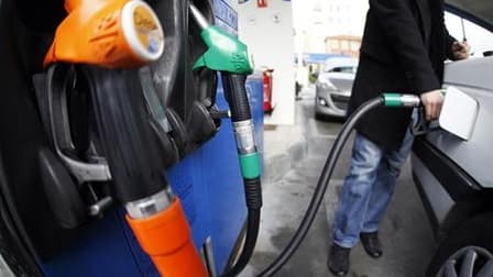 La baisse des cours du pétrole brut observée au début du mois n'a été que partiellement répercutée sur les prix à la pompe, selon un rapport de la direction générale de la concurrence. La baisse n'a été reportée que de moitié environ pour le gazole et qua