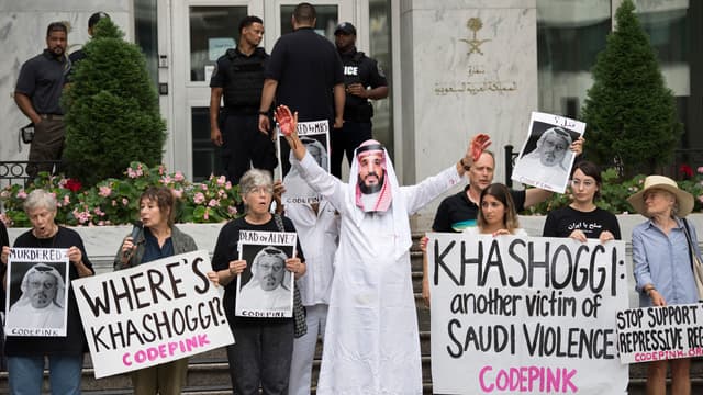 Des manifestants demandent des explications sur la disparition de Jamal Khashoogi, le 8 octobre, devant l'ambassade d'Arabie saoudite à Washington. 