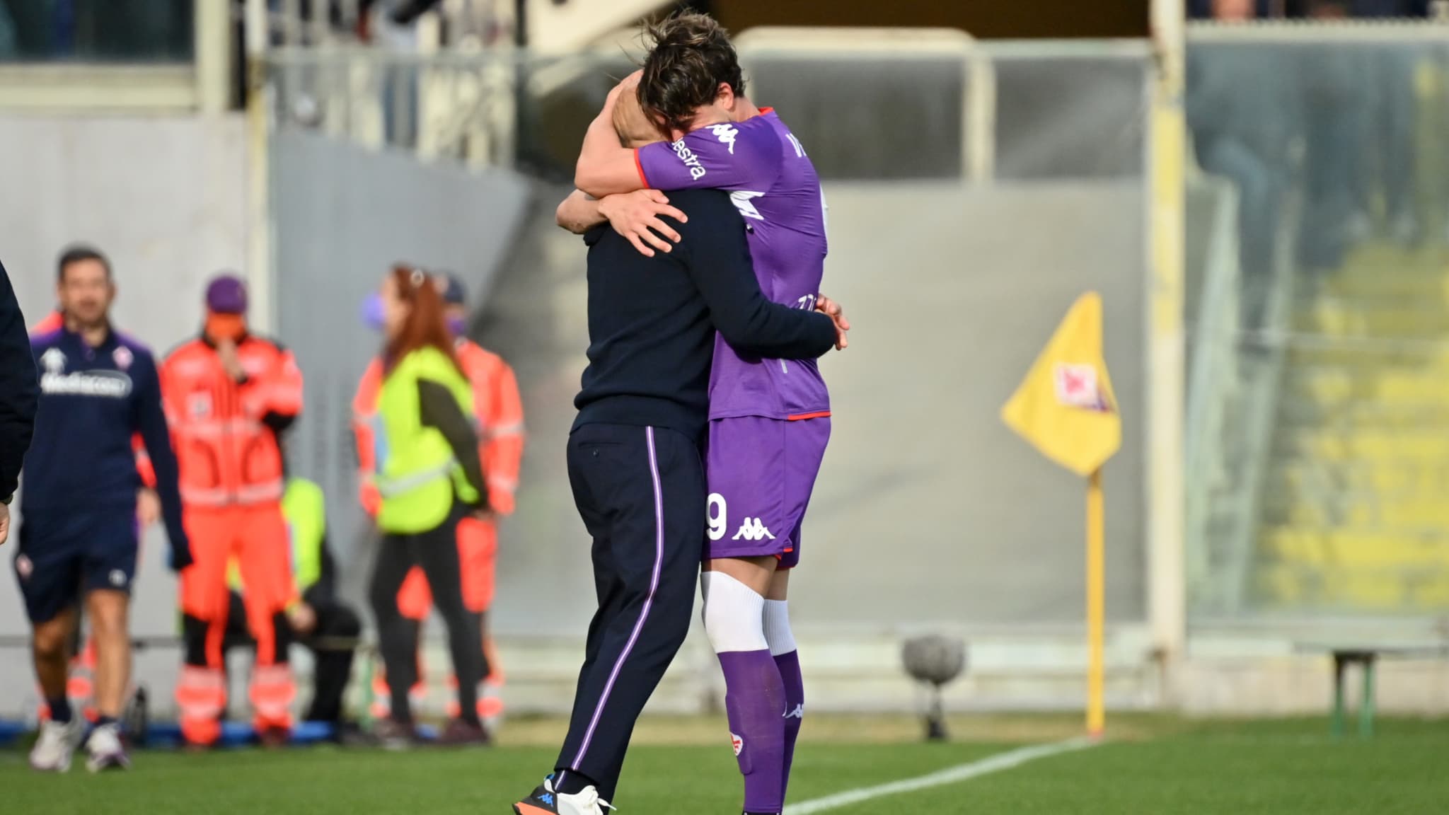 Dusan Vlahovic dans les bras de son entraîneur, Vincenzo Italiano