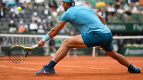 Raphael Nadal joue au tennis et au foot en tant que gaucher, mais reste droitier pour le reste de ses activités.