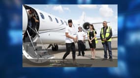 Neymar est arrivé à Paris. Il a été accueilli par Maxwell à l'aéroport du Bourget