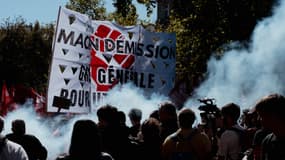 Une pancarte "Macron Démission" portée par des manifestants lors de la grève du 18 septembre 2025, à Paris.