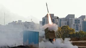 Le système anti-missile israélien Iron Dome en action pour intercepter des roquettes tirées depuis l'enclave palestinienne de Gaza, le 17 mai 2021