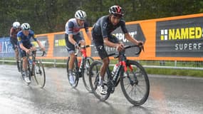 Le Colombien Egan Bernal emmène dans sa roue le Belge Remco Evenepoel, lors de la 6e étape du Tour d'Italie, disputée entre Grotte di Frasassi et Ascoli Piceno, le 13 mai 2021