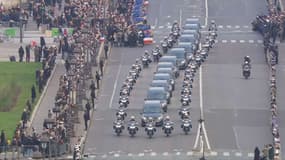 Les 13 cercueils des militaires français tués au Mali applaudis lors du passage du cortège funéraire sur le pont Alexandre III à Paris 