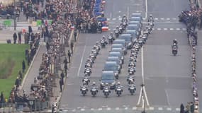 Les 13 cercueils des militaires français tués au Mali applaudis lors du passage du cortège funéraire sur le pont Alexandre III à Paris 