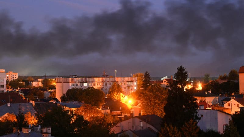 De la fumée noire et un départ de feu à Lviv en Ukraine le 19 septembre 2023