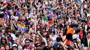 Plusieurs dirigeants de partis de gauche français ont participé samedi à Paris à la traditionnelle Marche des fiertés homosexuelles et déclaré qu'ils soutenaient la revendication du droit au mariage. /Photo prise le 25 juin 2011/REUTERS/Julien Muguet