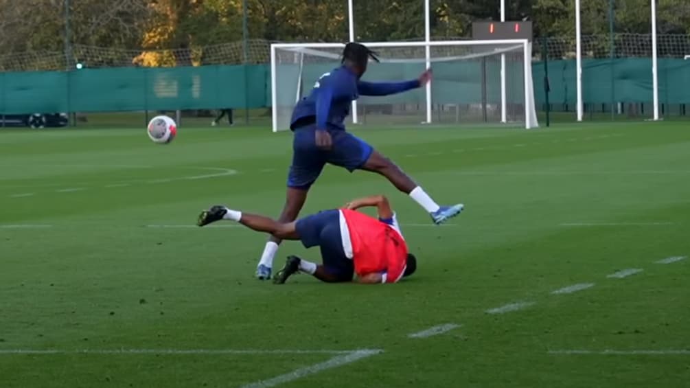 Gaël Clichy et Mathys Tel à l'entraînement avec l'équipe de France Espoirs, le 10 octobre 2023 Gaël Clichy et Mathys Tel à l'entraînement avec l'équipe de France Espoirs, le 10 octobre 2023