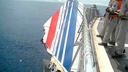 Débris de l'épave du vol AF447 repêchés par la marine brésilienne en juin dernier. Le Bureau d'enquêtes et d'analyses (BEA) prolonge jusqu'au 25 mai la troisième phase de recherches de l'épave du vol Air France 447 dans l'océan Atlantique, sur une zone pl