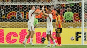 Liam Delap (à gacuhe) célèbre son but avec Kiernan Dewsbury-Hall (à droite) lors de la victoire de Chelsea contre l'Espérance de Tunis (3-0, Coupe du monde des clubs), le 24 juin 2025