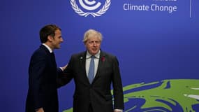 Le président Emmanuel Macron accueilli par le Premier ministre britannique Boris Johnson, à son arrivée à la COP26 de Glasgow, en Ecosse,  le 1er novembre 2021