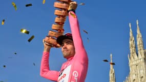 Tom Dumoulin lors de son sacre sur le Giro sur la Piazza di Duomo le 28 mai 2017.