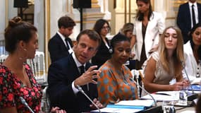 Emmanuel Macron à l'Élysée vendredi 23 août 2019, lors d'une rencontre avec des représentants du Conseil consultatif du G7 pour l'égalité entre les femmes et les hommes.