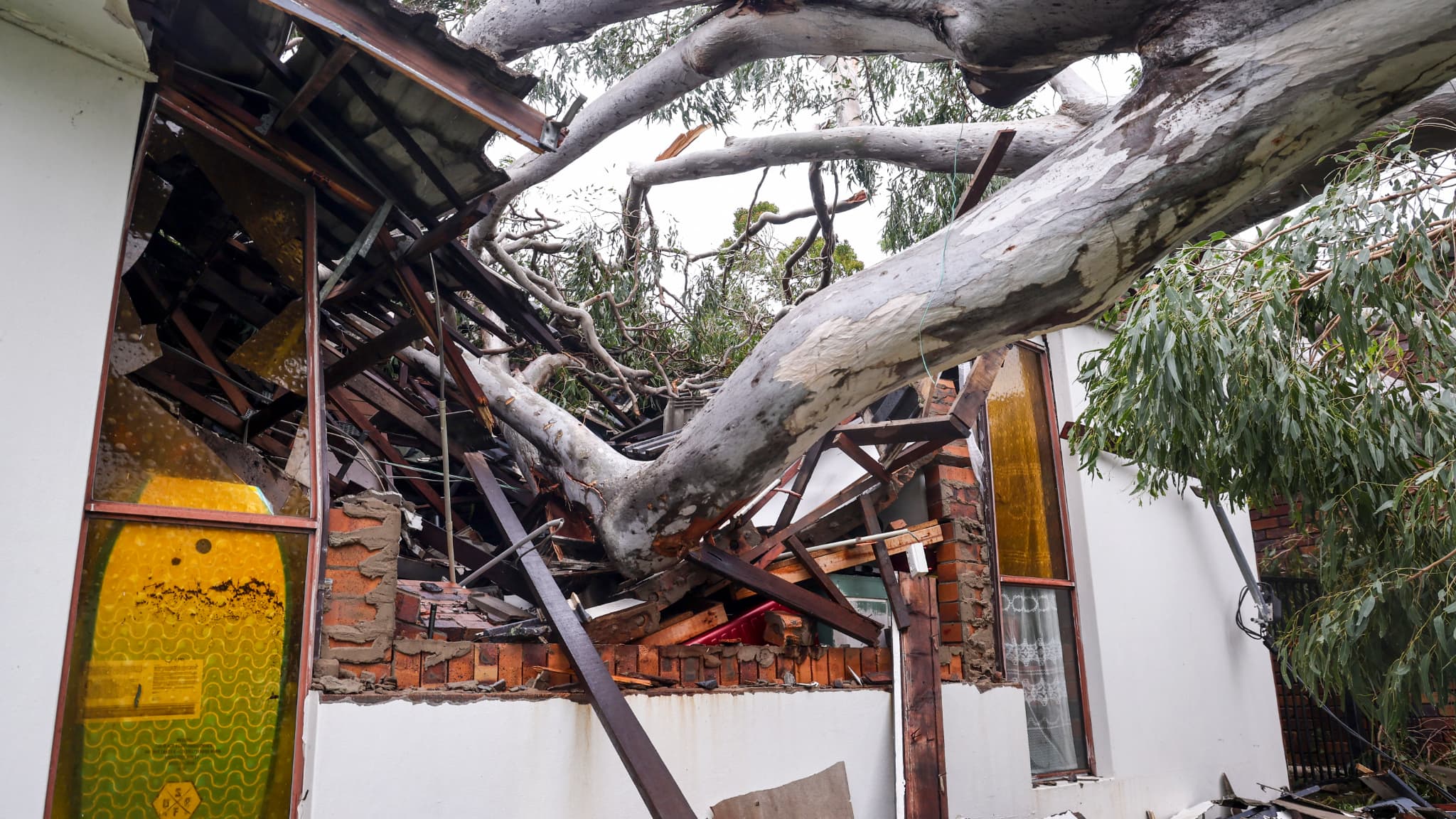 Une maison endommagée dans la banlieue d'Elanora lors du passage du cyclone Alfred près de la Gold Coast, le 8 mars 2025.