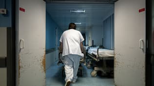 Un membre du personnel soignant pousse un brancard dans un couloir du service des urgences de l'hôpital universitaire Pellegrin, à Bordeaux, dans le sud-ouest de la France, lors d'une vague de chaleur, le 23 juin 2026. (photo d'illustration)