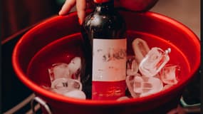 Un seau à glaçon avec du vin rosé