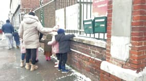 Des enfants sous la neige en Normandie le 9 janvier 2024