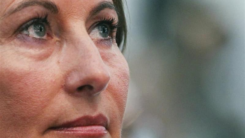 La présidente socialiste du Poitou-Charentes, Ségolène Royal, a pressé Nicolas Sarkozy de renoncer à son projet de relèvement de la TVA pour alléger le coût du travail mercredi sur RTL, à quelques heures de l'ouverture d'un sommet de crise entre le présid