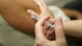 Un homme reçoit une dose de vaccin contre le Covid dans une pharmacie d'Ajaccio, en Corse du Sud, le 5 octobre 2023