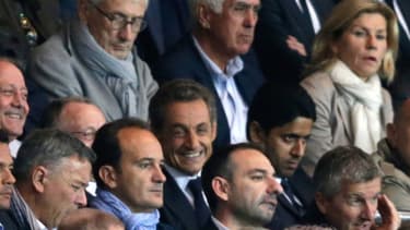 En habitué des lieux, Nicolas Sarkozy est à l'aise dans les tribunes du Parc des Princes, ici entre le président du PSG et celui de Lyon.