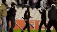 Des supporters armés sur la pelouse de San Mames
