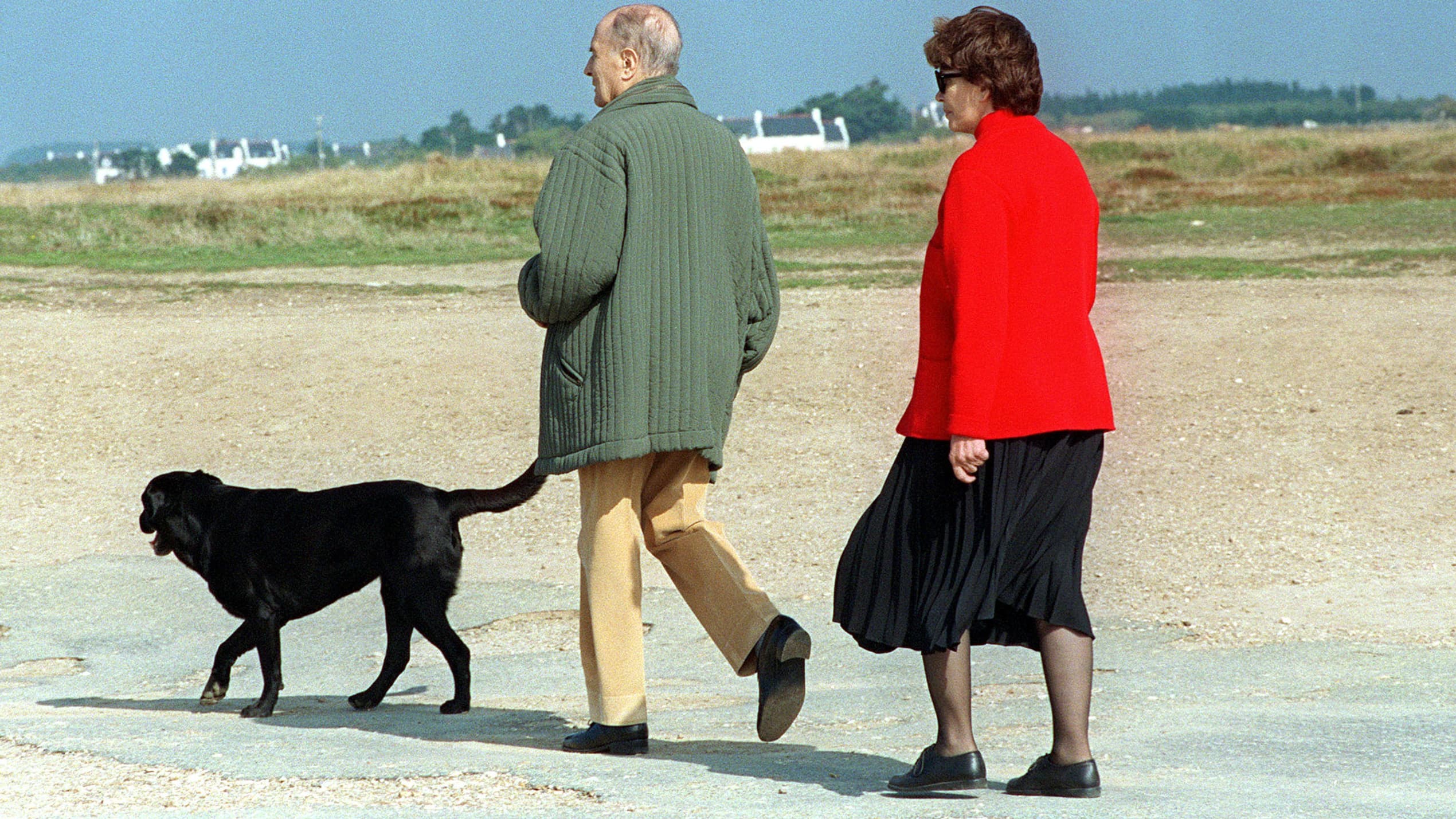 François Mitterrand et sa femme Danielle se promène avec leur chienne Baltique, sur la plage en 1994 à Belle-Ile, en Bretagne.