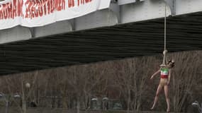 Une militante Fémen pendue à un pont parisien pour dénoncer la visite officielle du président iranien en France.