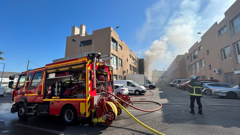 Un feu s'est déclaré en fin d'après-midi ce vendredi avenue des Maurettes à Villeneuve-Loubet.