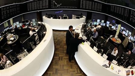 A la Bourse de Francfort. Les Bourses européennes effacent une partie de leurs pertes à la mi-séance mardi, Milan repassant même dans le vert. A 13h06, l'indice CAC 40 recule de 0,1% après être repassé brièvement dans le vert. La Bourse de Londres recule