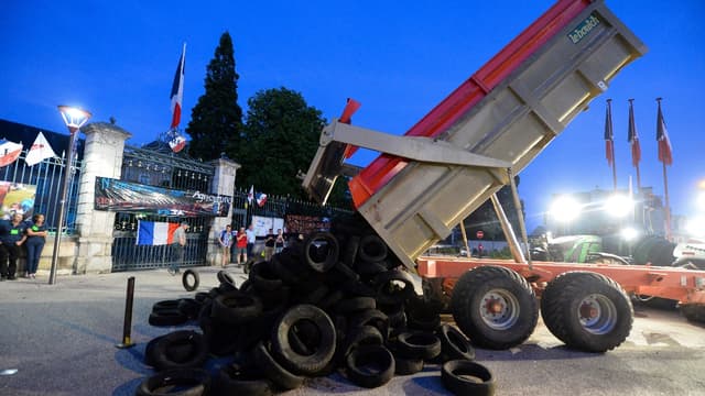 Mardi soir, devant la préfecture e la Sartre, des agriculteurs sont venus manifester leur opposition au traité de libre échange avec le Mercosur.