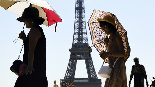 Des touristes devant la tour Eiffel - Illustration