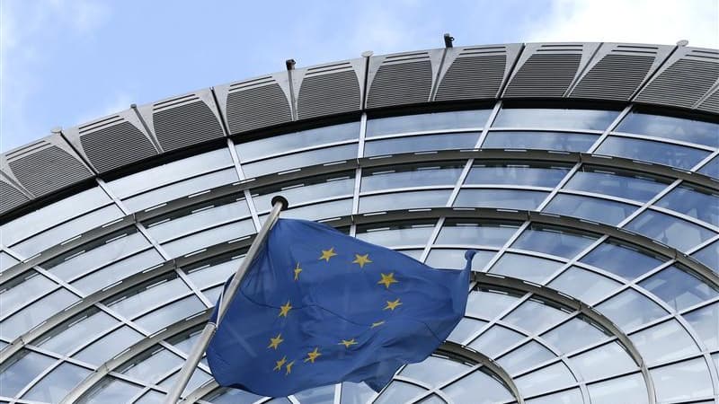 Arnaud Montebourg estime, dans une interview au Monde, que l'austérité imposée par l'Europe est insoutenable et rejetée par tous les peuples. Le ministre du Redressement productif juge donc qu'il est "plus que temps d'ouvrir le débat sur cette politique q