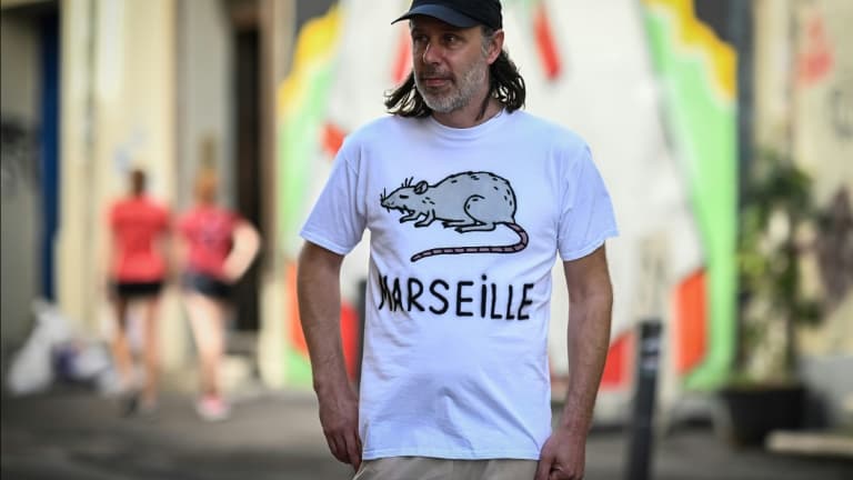 Un homme porte un t-shirt avec une illustration de rat dans le centre de Marseille, le 10 octobre 2024 Un homme porte un t-shirt avec une illustration de rat dans le centre de Marseille, le 10 octobre 2024