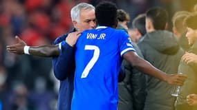 L'entraîneur Jose Mourinho avec Vinicius Jr lors du match Benfica-Real Madrid en Ligue des champions, le 17 février 2026