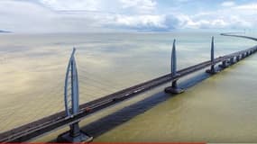 Cet ouvrage comprend une série de ponts et de tunnels de 55 km franchissant l'estuaire de la Rivière des Perles entre Hong Kong et Macao.