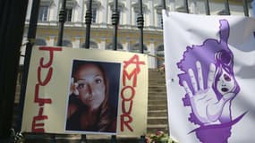 Le portrait de Julie Douib est affiché sur la grille du palais de justice de Bastia le 10 juin 2021, au premier jour du procès de son ex-compagnon pour son assassinat