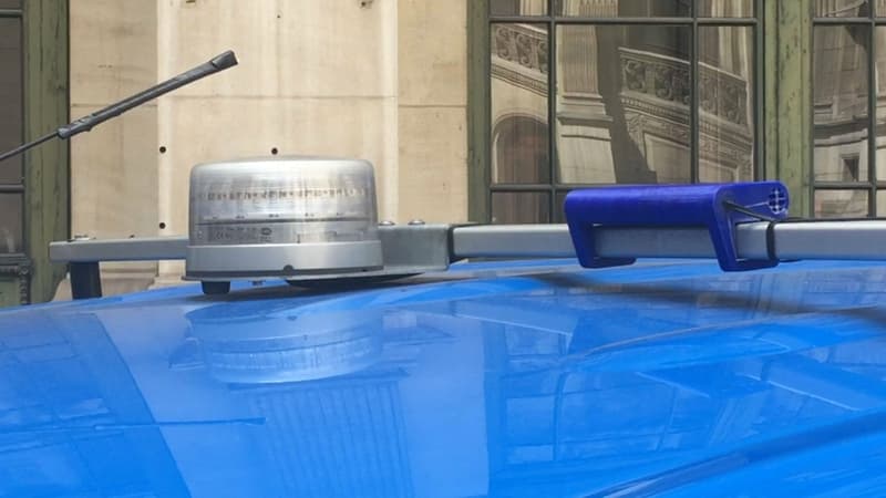 Ces boîtiers, installés sur le toit d'une soixantaine de voitures va permettre de mesurer la pollution.