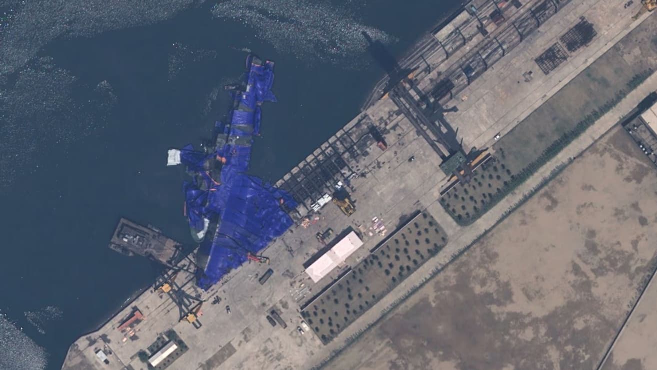 Le navire nord coréen de 5.000 tonnes a été recouvert d'une bâche bleue comme on peut le voir sur cette image satellite.