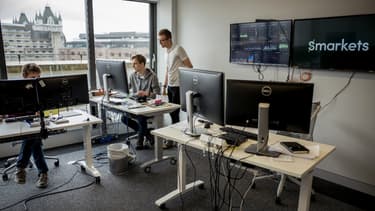 Pour obtenir une augmentation, un employé doit demander à cinq collègues de lui fournir des références et une proposition du salaire qu'il devrait toucher.