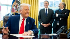 Donald Trump dans le Bureau ovale de la Maison Blanche le 9 avril 2025