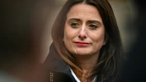 La secrétaire nationale du parti écologiste (EELV), Marine Tondelier, arrive pour une réunion avec le nouveau Premier ministre, François Bayrou, à l'hôtel Matignon à Paris le 17 décembre 2024