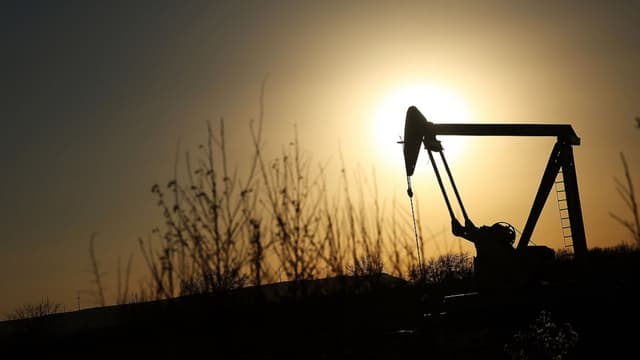 Les pays membres de l'OPEP peinent à réduire leur production de pétrole.