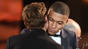 Kylian Mbappé félicité par Antoine Griezmann après avoir reçu le Trophée Kopa