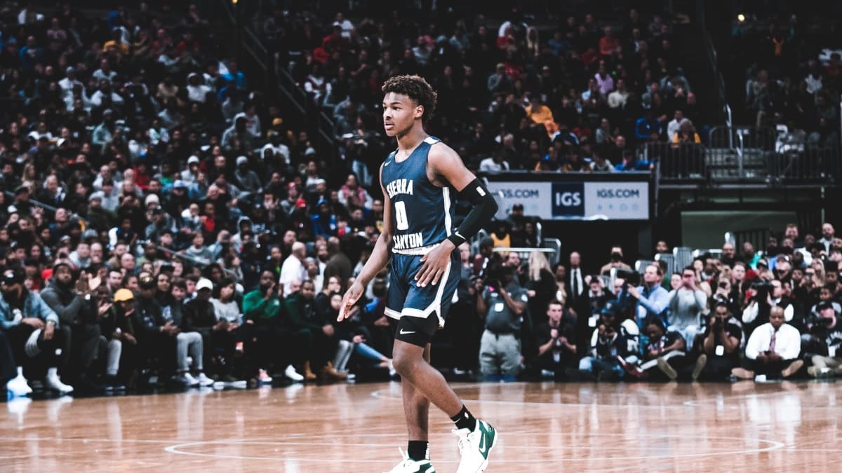 Bronny James sous le feu des projecteurs dans une salle remplie de plusieurs milliers de spectateurs, une situation qui devrait l'accompagner tout au long de son cursus à Sierra Canyon Bronny James sous le feu des projecteurs dans une salle remplie de plusieurs milliers de spectateurs, une situation qui devrait l'accompagner tout au long de son cursus à Sierra Canyon