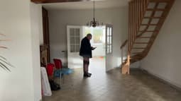 À Arques, un octogénaire refuse de céder sa maison, touchée par les inondations du mois de novembre 2023.