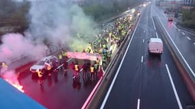 Les gilets jaunes sur l'autoroute à Avignon -Témoins BFMTV - Témoins BFMTV