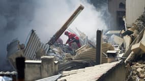 Un pompier dans les décombres d'un immeuble effondré, le 9 avril 2023 à Marseille