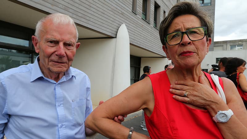 Pierre et Viviane Lambert le 15 juillet devant l'hôpital Sébastopol à Reims.